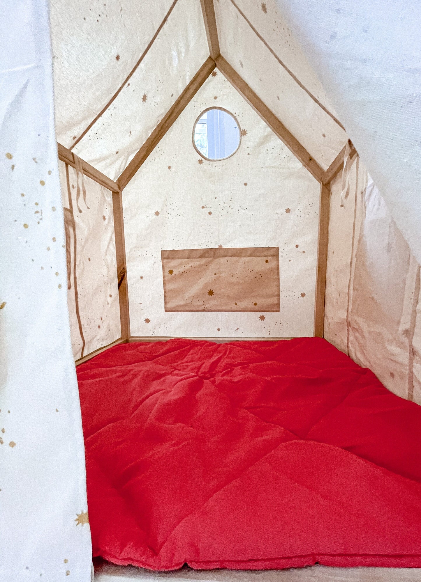 Milk color playhouse with Gold Stars print. Play house for children. Soft red mat for playing. Teepee tent - Christmas gift