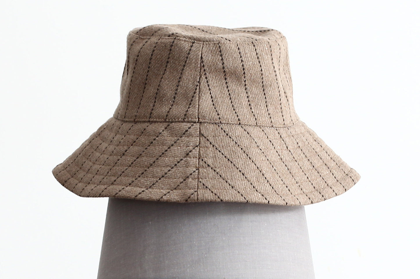 Regular brim liner beige striped wool bucket hat